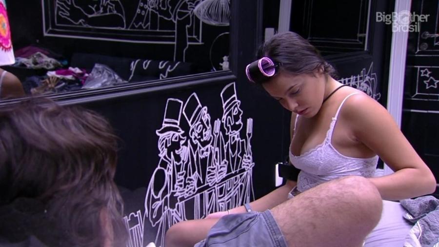 Emilly pede para que Marcos pare de falar e brother sai do quarto - Reprodução/TV Globo