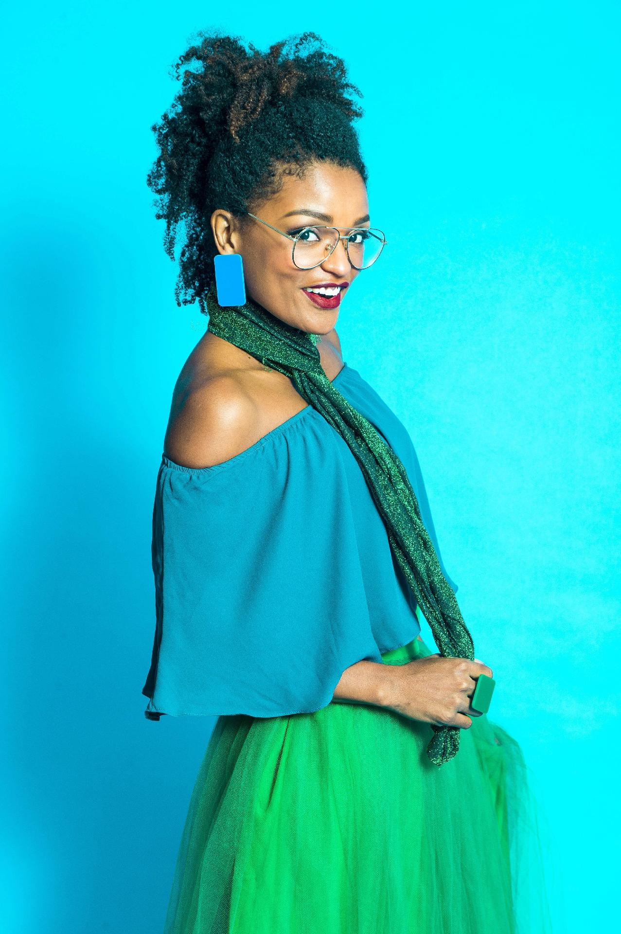 Nayara aposta no colorido e usa saia verde alface e blusa azul com acessórios para complementar o visual - Raquel Cunha/Globo