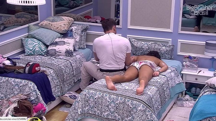 Marcos massageia Emilly - Reprodução/TV Globo