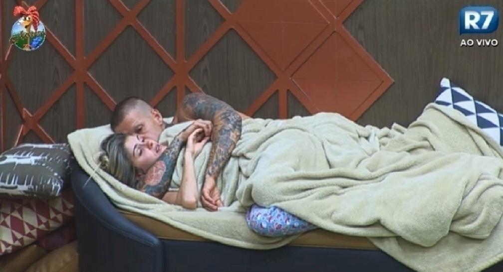 Bárbara Evans e Mateus Verdelho se abraçam em "A Fazenda 6" - Reprodução/Record