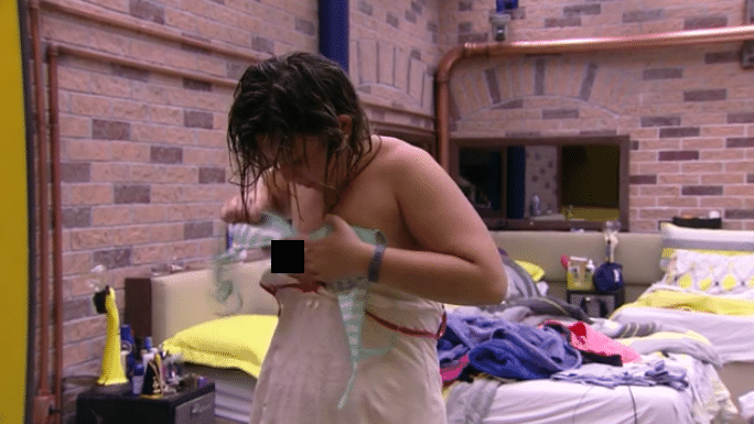 3.mar.2016 - Cacau se confunde na hora de trocar de roupa e deixa aparecer o seio. Atrapalhada, Maria Claudia ainda tomou um tombo na sequência e machucou a coxa - undefined