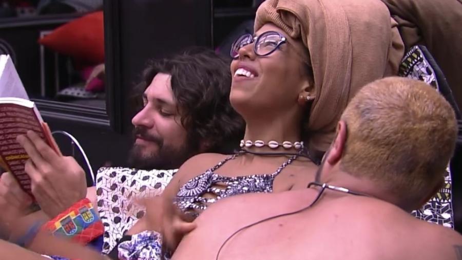 Gabriela brinca de Dona Flor e Seus Dois Maridos com Daniel e Ilmar, no "BBB17" - Reprodução/Tv Globo