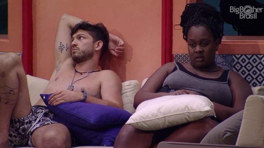 Luiz Felipe e Roberta fofocam sobre Marcos após prova de resistência - Reprodução/TV Globo