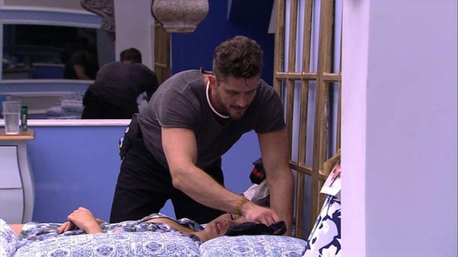 Marcos cuida de Emilly após bebedeira no "BBB17" - Reprodução/Gshow
