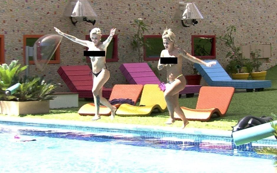 Clara e Vanessa pulam na piscina depois de fazerem topless - Reprodução/TvGlobo