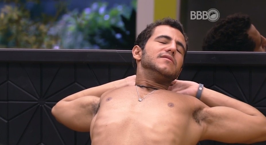 18.mar.2016 - Enquanto Geralda prepara o almoço, Matheus se queixa de dores: "Aquele banco [da prova do líder] acabou com as minhas costas" - Reprodução/TV Globo
