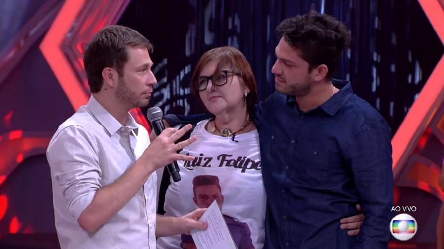 Leifert fala com Luiz Felipe e mãe do candidato após a eliminação - Reprodução/TV Globo