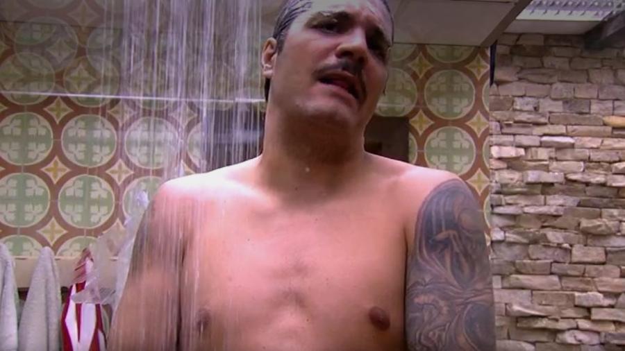 Ilmar toma banho no quarto do líder - Reprodução/TV Globo