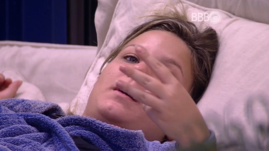 11.fev.2016 - Cacau conversa com Juliana sobre Matheus: "Agora eu vejo que ele gosta de mim, mas esse é o jeito dele. Então, estou bem mas tranquila" - Reprodução/TV Globo