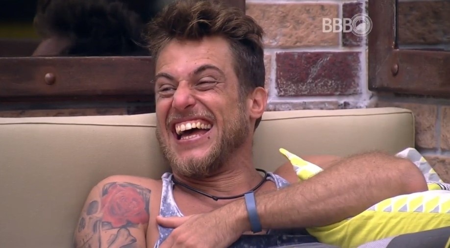 15.fev.2016 - Daniel ri com Tamiel, Juliana, Matheus no quarto amarelo do "BBB16" - Reprodução/Globo