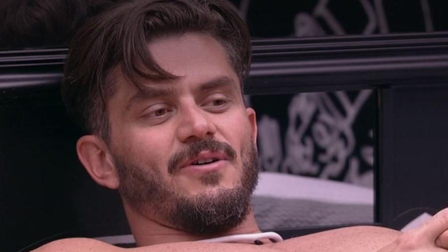 Marcos conversa com Gabi no quarto preto - Reprodução/TV Globo