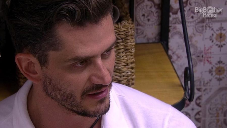 Marcos vê relacionamento com Emilly incomodando brothers - Reprodução/TV Globo