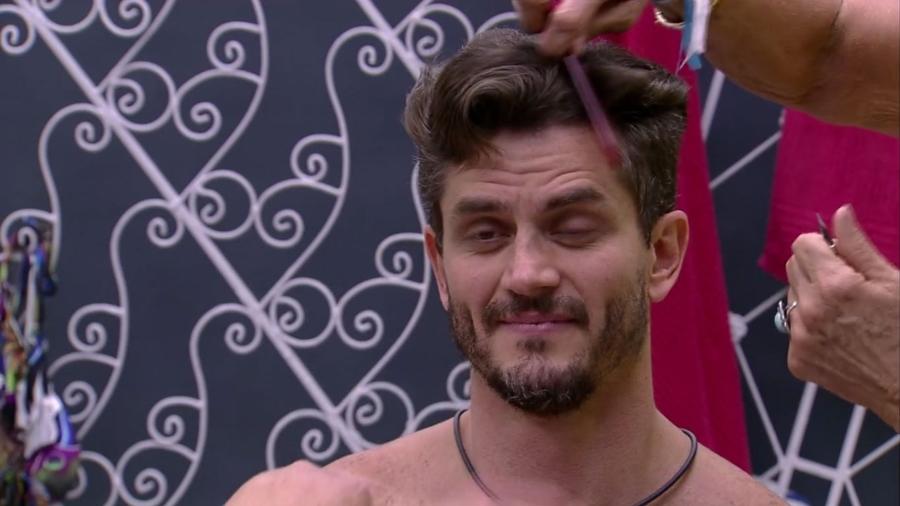 Ieda corta o cabelo de Marcos no "BBB17" - Reprodução/TV Globo