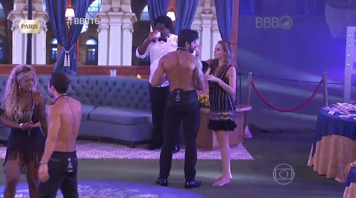 5.mar.2016 - No confessionário do "BBB16", Boninho comunicou Ana Paula de sua desclassificação por desrespeitar a regra de não violência - Reprodução/TV Globo