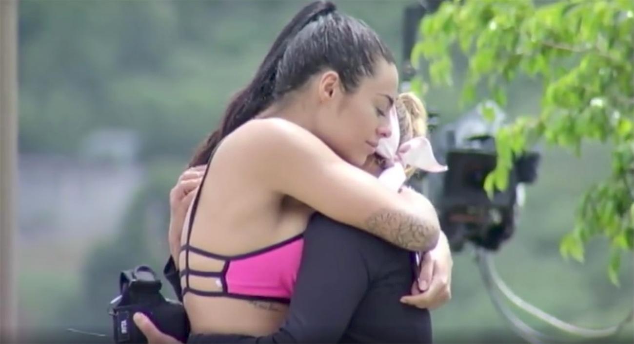 Monique Amin abraça Rita Cadillac em "A Fazenda 9" - Reprodução/R7