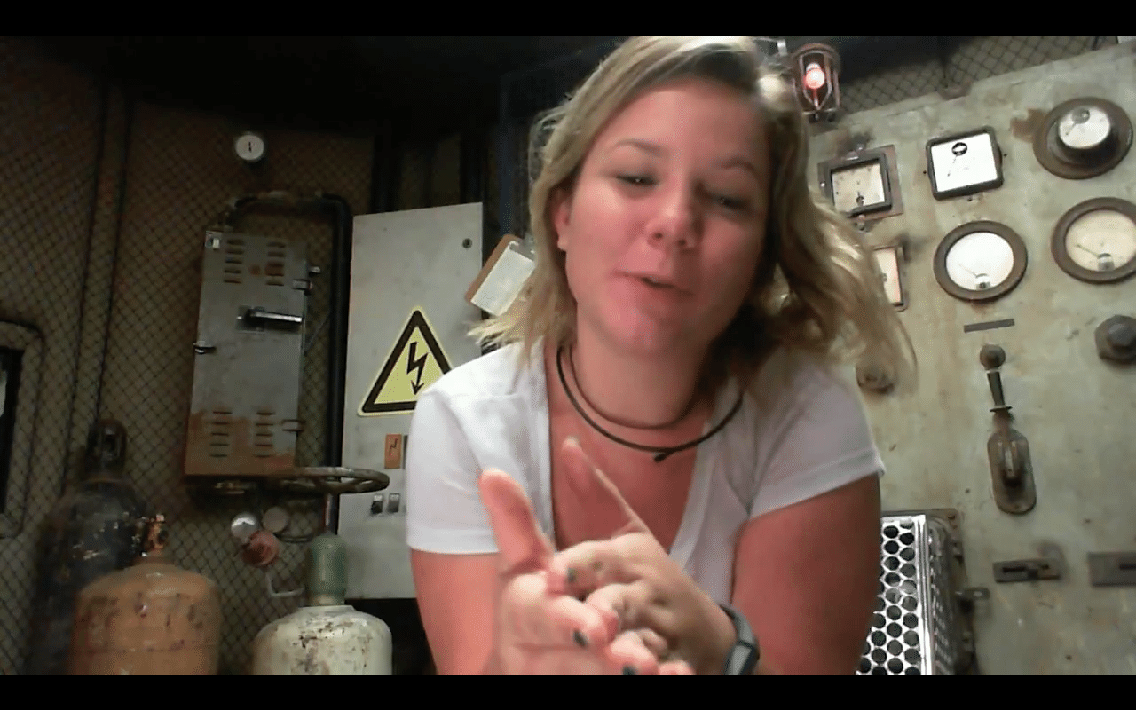 26.mar.2016 - No Raio-X, Maria Claudia pede ajudar de seus colegas youtubers para permanecer no programa - Reprodução/TV Globo