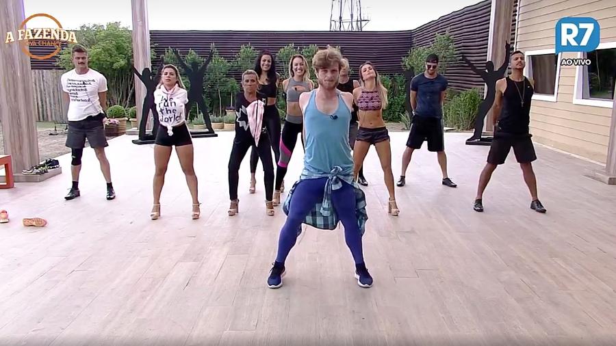 Peões se alongam para fazer coreografia em "A Fazenda 9" - Reprodução/R7