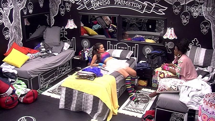 Emilly e Roberta conversam sobre Mayara e Vivian no quarto preto - Reprodução/TV Globo