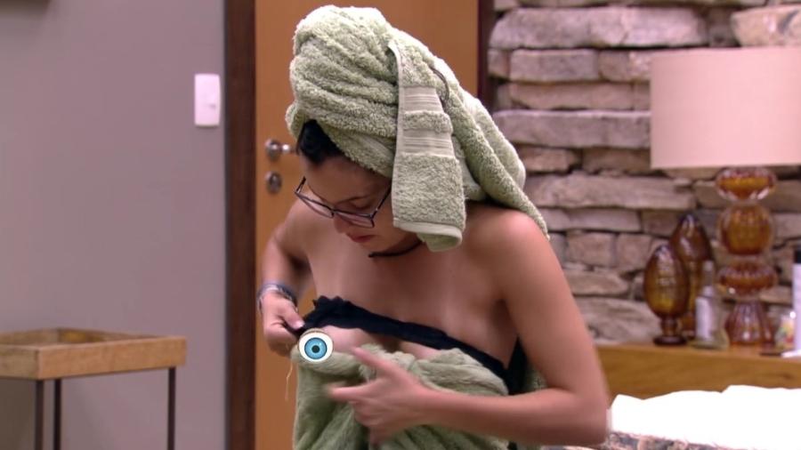 Emilly mostra os seios ao se vestir - Reprodução/Gshow