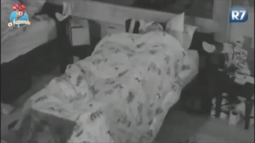 Li Martins e JP Mantovani no edredom em "A Fazenda 8" - Reprodução/Record