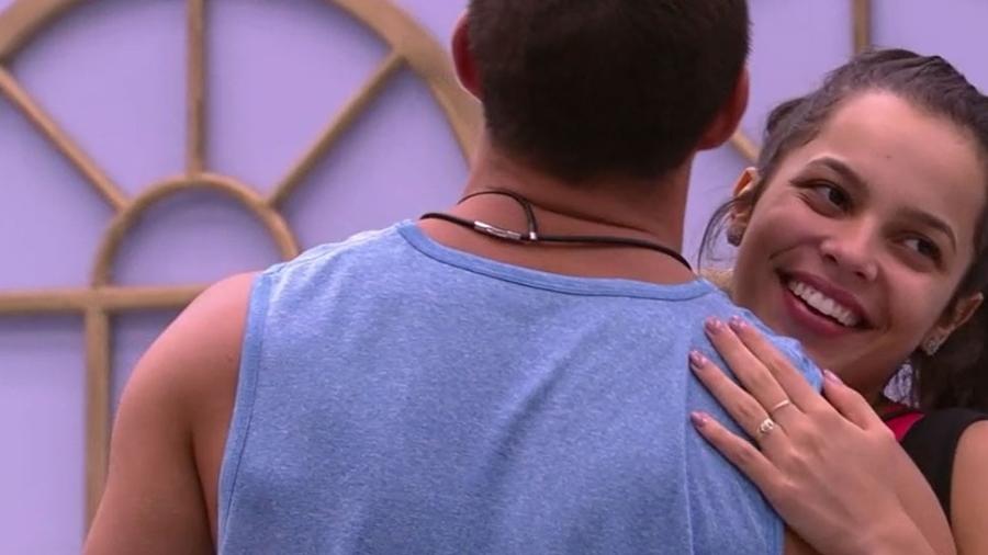 Gêmeos flertam e dançam na estreia do BBB17 - Reprodução/TV Globo
