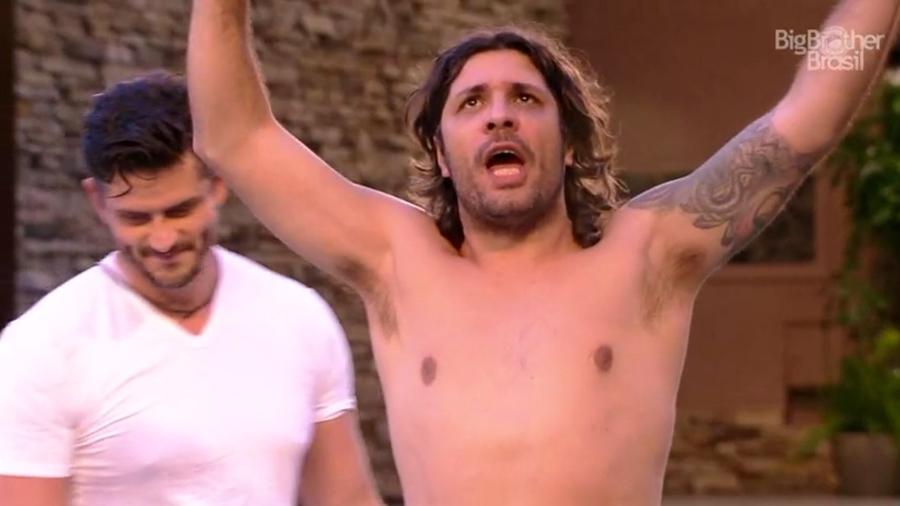 Ilmar discute com Marcos em torno da piscina do "BBB17" - Reprodução/TV Globo