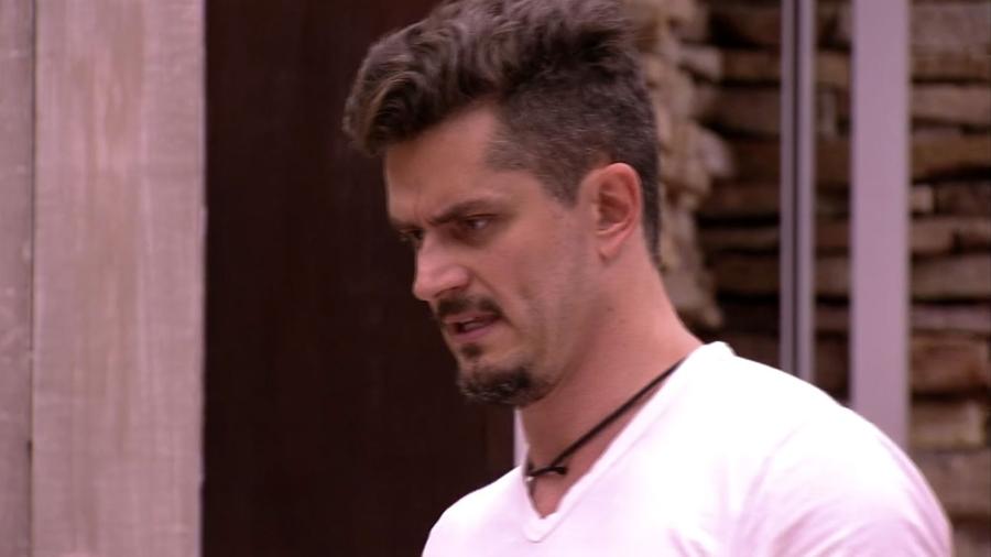 Marcos reclama com Emilly no "BBB17" - Reprodução/TV Globo