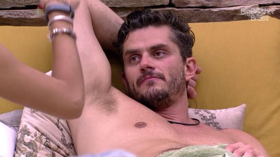 Marcos fala sobre Ilmar em conversa com Emilly no "BBB17" - Reprodução/TV Globo