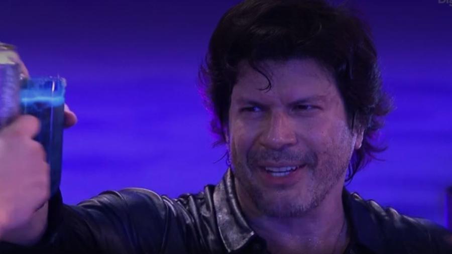 Paulo Ricardo come e bebe com participantes - Reprodução/TV Globo