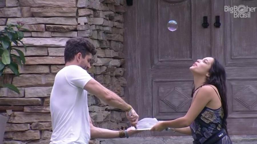 Emilly e Marcos fazem bolas de sabão com detergente - Reprodução/TV Globo