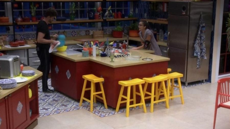 Casal conversa na cozinha no "BBB17" - Reprodução/TV Globo