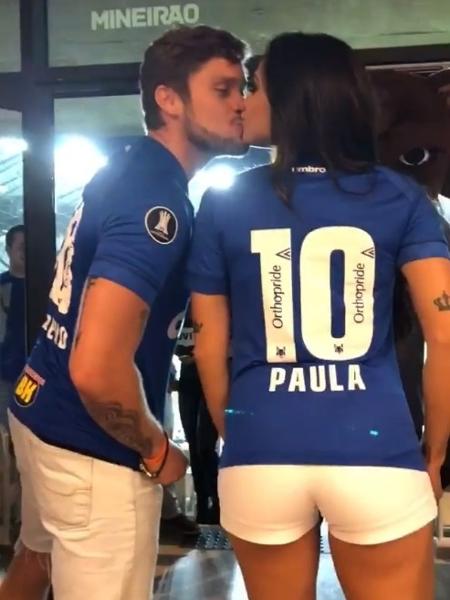 Breno e Paula ganham camisas personalizadas do Cruzeiro e se beijam no Mineirão - Reprodução/Instagram/brenosimoes - Reprodução/Instagram/brenosimoes