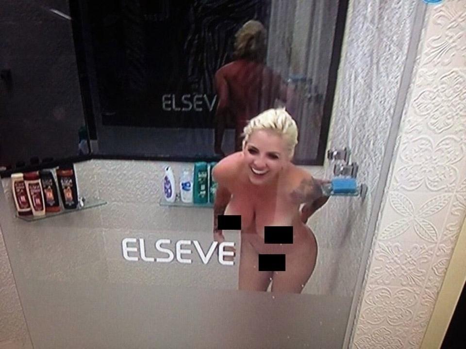 Clara toma banho pelada no "BBB14" - Reprodução/TvGlobo