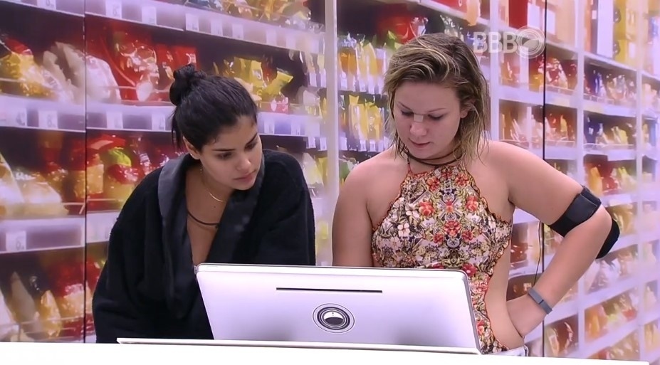 14.mar.2016 - Maria Claudia e Munik são sorteadas para fazer as comprar da semana no "BBB16" - Reprodução/TV Globo