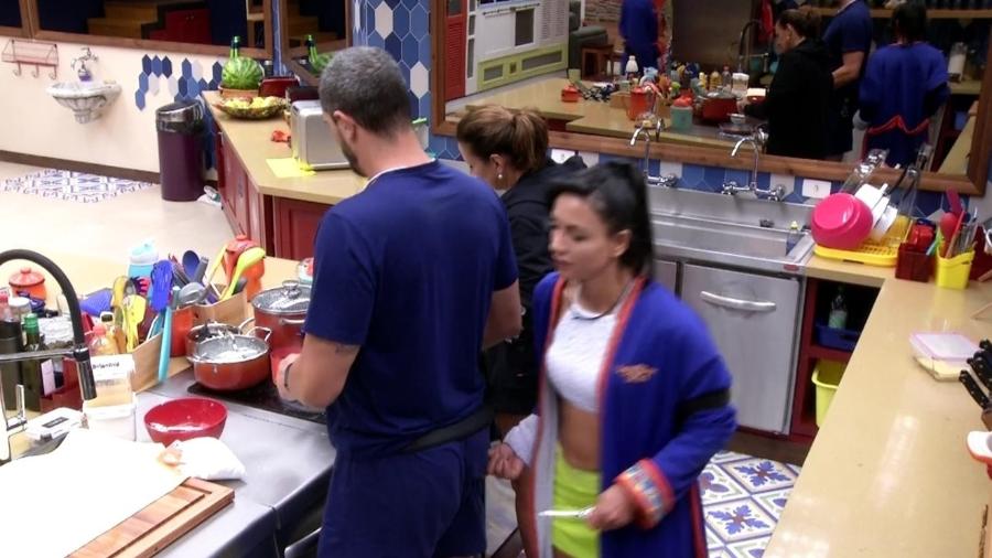 Marinalva aperta o bumbum de Daniel - Reprodução/Tv Globo