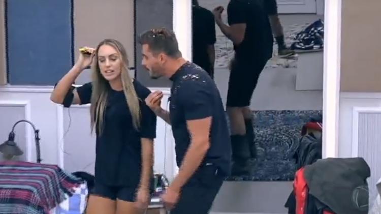 Marcos vai atrás de Monick - Reprodução/R7 - Reprodução/R7