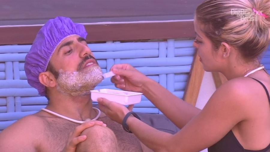 Kaysar descolore a barba com ajuda de Jaqueline  - Reprodução/GloboPlay
