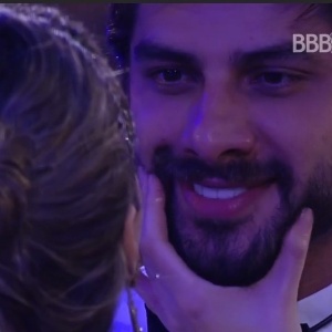 Antes da agressão, Ana Paula aperta as bochechas de Renan - Reprodução/TV Globo - Reprodução/TV Globo