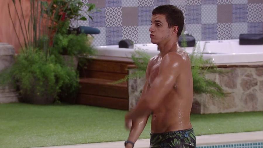 Manoel toma banho na piscina após corte de água - Reprodução/Gshow