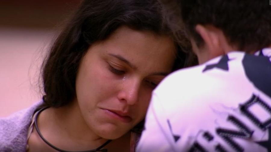 Emilly desconfia de paredão surpresa e chora - Reprodução/TV Globo