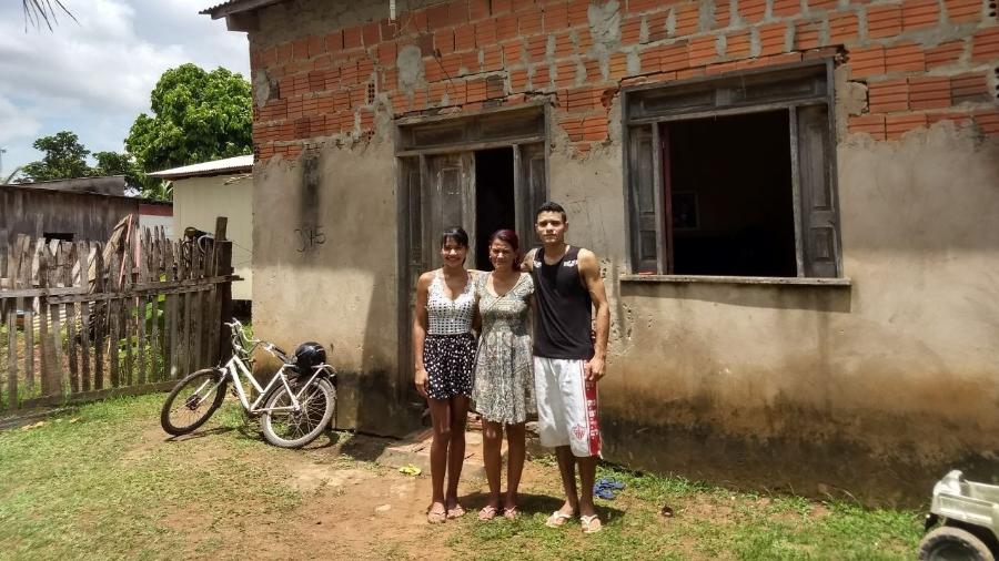 Maria Luiza, Vanuzia e Agleuson em frente à casa da família - Fábio Pontes/UOL