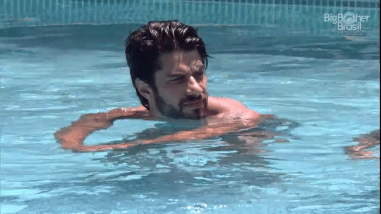 17.fev.2016 - Renan e Tamiel conversam na piscina sobre a eliminação de Daniel do "BBB16" - Reprodução/TV Globo