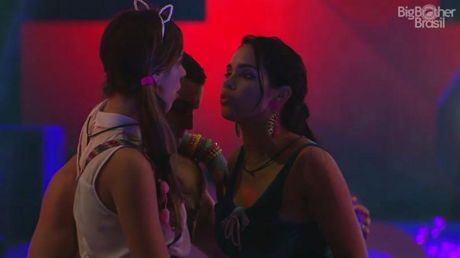 Vivian e Mayara discutem paredão e líder Emilly na festa Japão - Reprodução/TV Globo