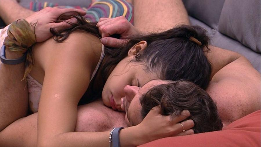 Marcos e Emilly se abraçam na Festa Espanhola - Reprodução/Gshow
