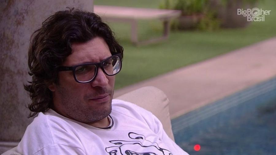 Ilmar fica irritado com o comportamento de Emilly - Reprodução/TV Globo