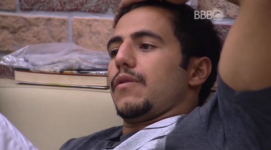 3.mar.2016 - Matheus acredita que a melhor estratégia é dar o poder do anjo para dona Geralda. Cacau e Adélia discordam - Reprodução/TV Globo