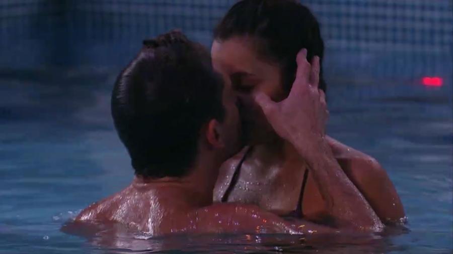Marcos e Emilly se beijam na piscina - Reprodução/Gshow