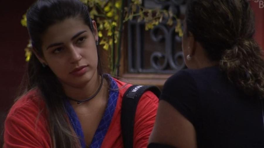 Ieda e Vivian conversam no lado externo - Reprodução/TV Globo