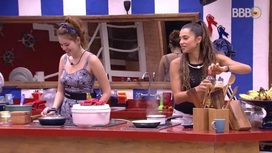 Paula e Ana Clara falam sobre habilidades de Jéssica na cozinha - Reprodução/Globoplay