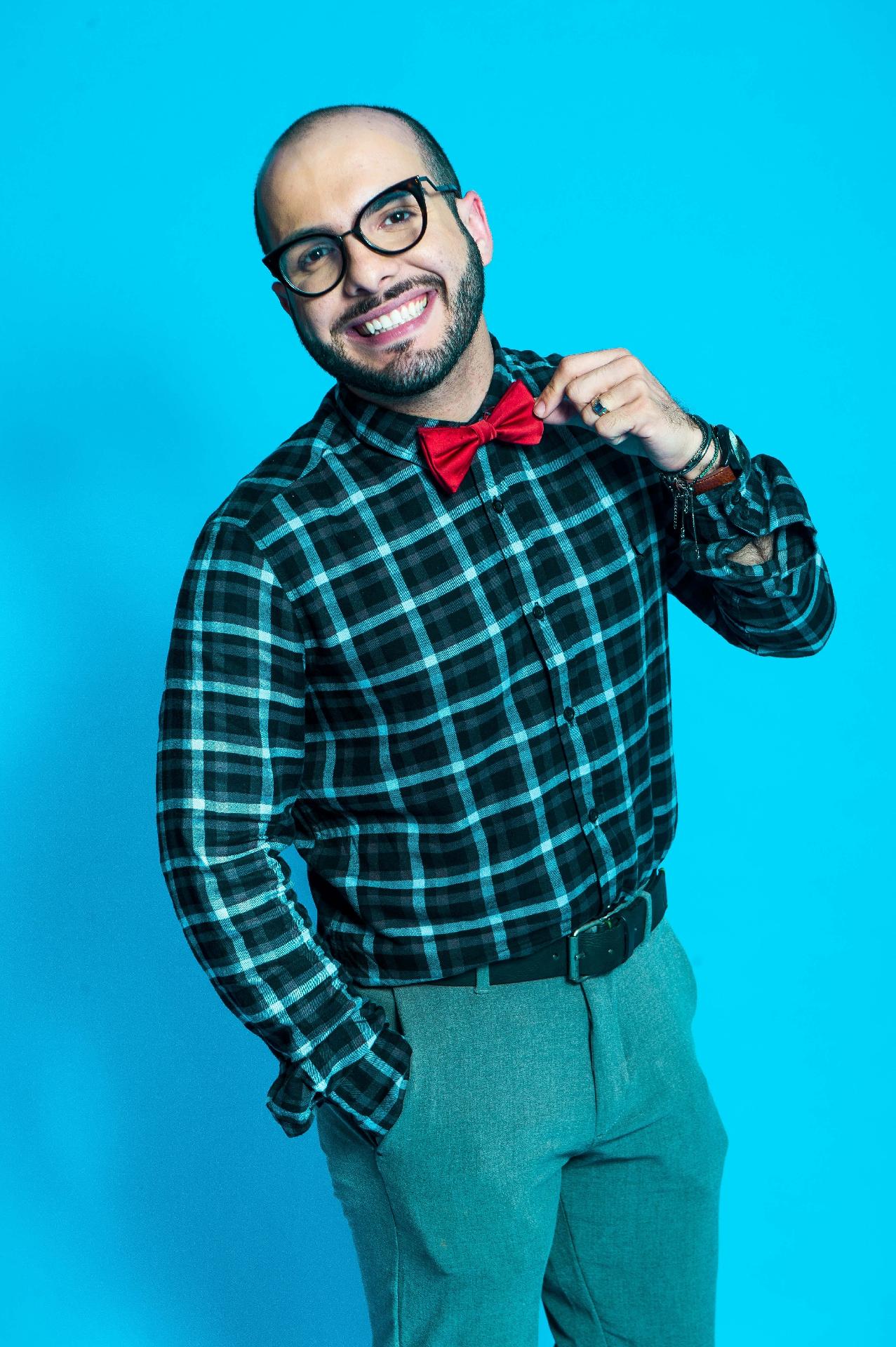 Mahmoud usa camisa xadrez e sua tradicional gravatinha borboleta - Raquel Cunha/Globo